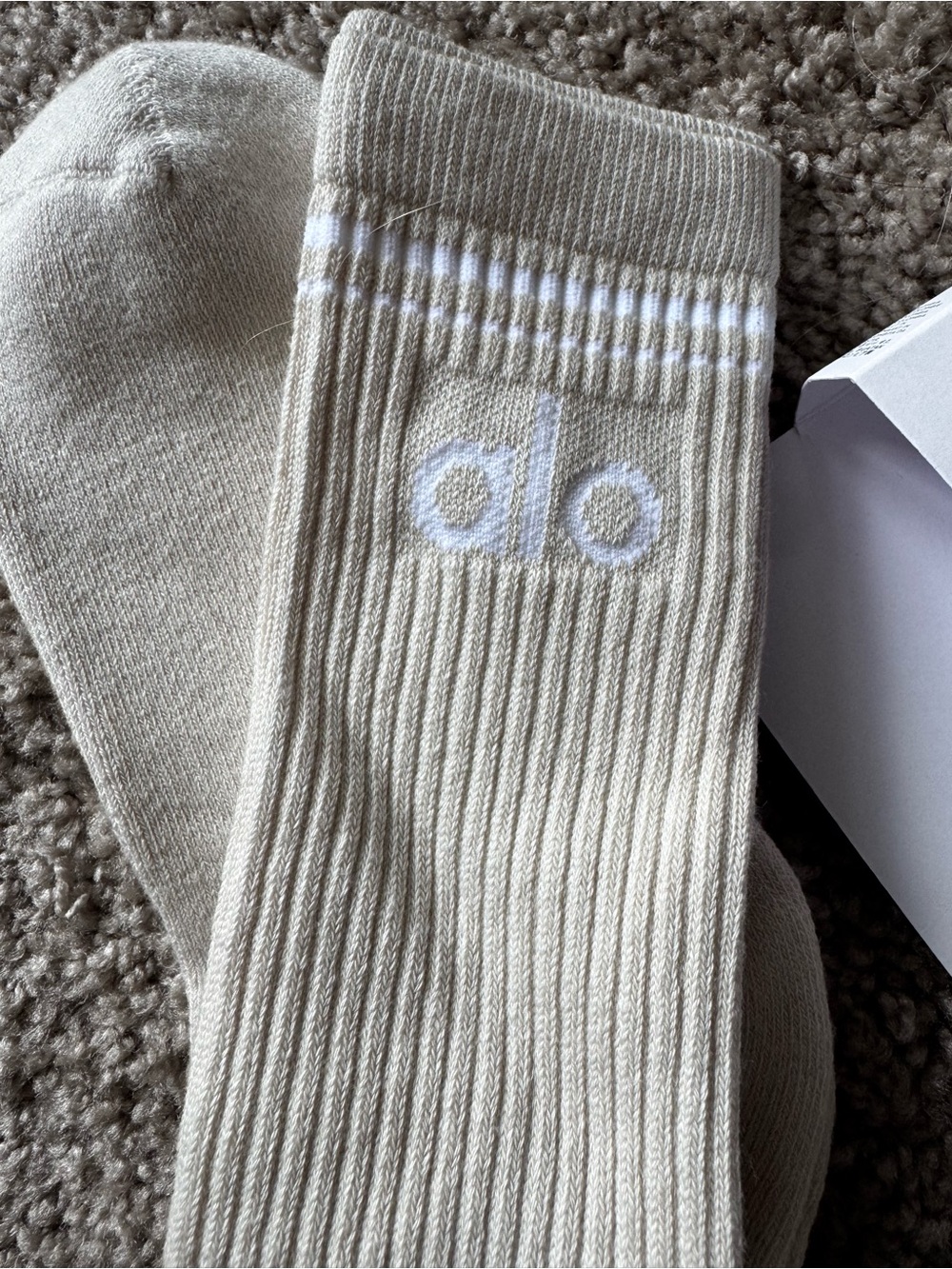 ALO Yoga Men’s Ribbed Crew Socks — Cream with White Logo